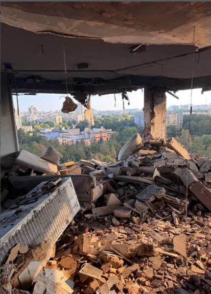 У&nbsp;Києві під час нічної атаки ворога постраждала багатоповерхівка, в&nbsp;якій мешкає родина гравця збірної України з&nbsp;футболу (фото, відео)