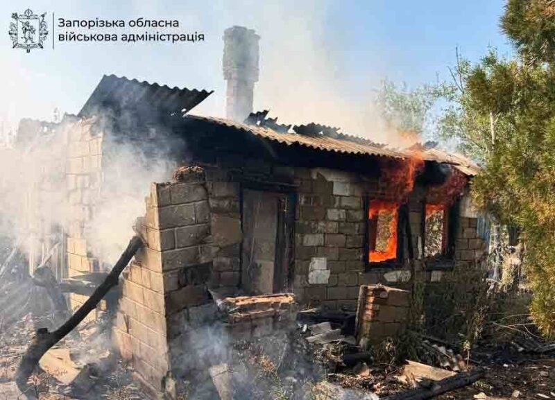 Вночі ворог атакував приватний сектор Запоріжжя: пожежники борються з&nbsp;вогнем (фото, відео)
