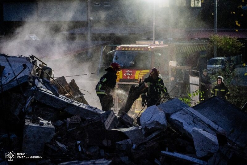 Під завалами будинку, що&nbsp;вибухнув у&nbsp;Хмельницькому, знайшли загиблих (фото, відео)