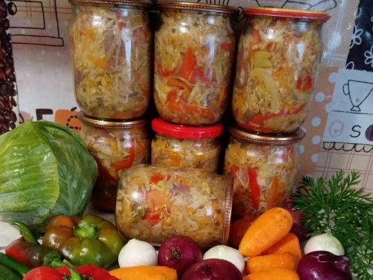 Салат із&nbsp;капусти: рецепт консервації, який вийде у&nbsp;кожної господині