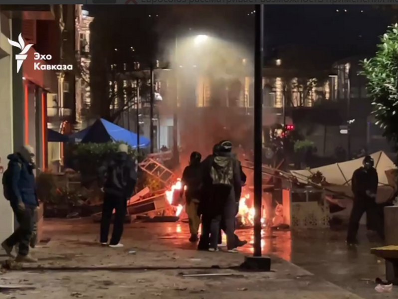 Вибори в&nbsp;Грузії: &laquo;мирний протест&raquo; та&nbsp;штурм президентського палацу (фото, відео)