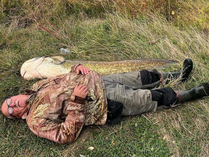 Він розміром із&nbsp;людину: на&nbsp;Вінниччині пенсіонер впіймав сома завдовжки 176&nbsp;см і&nbsp;вагою понад 40&nbsp;кг