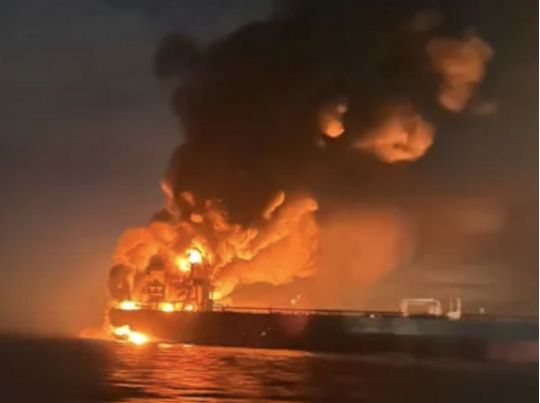 Дрони СБУ підірвали два судна російського тіньового флоту у&nbsp;Чорному морі (відео)