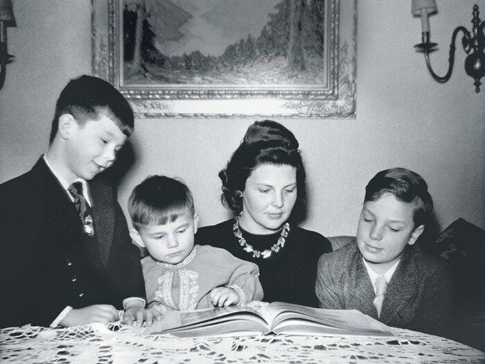 Перший тираж журналу Burda Moden, який видавала німецька медіамагнатка і&nbsp;обманута дружина Енне Бурда, зник з&nbsp;кіосків &laquo;Союздруку&raquo; в&nbsp;лічені години