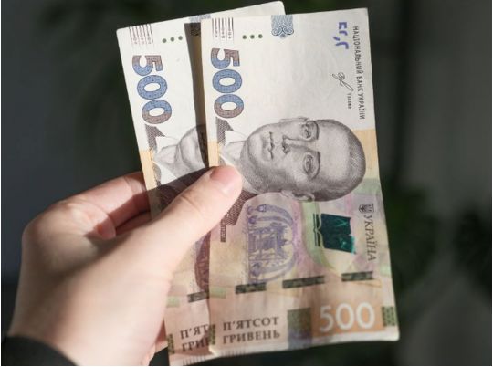 Українцям почали виплачувати 1000 гривень: Зеленський повідомив, скільки людей зможуть отримати
