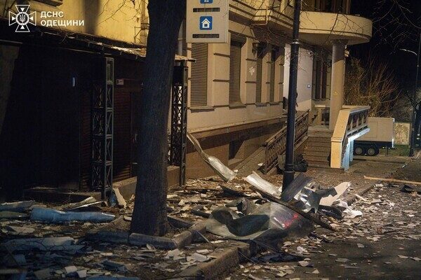 Пожар в доме и повреждение лицея: последствия вечернего обстрела Одессы (обновлено) Пожар в доме и повреждение лицея: последствия вечернего обстрела Одессы (обновлено)