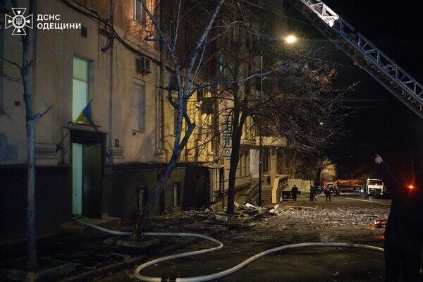 Пожар в доме и повреждение лицея: последствия вечернего обстрела Одессы (обновлено) Пожар в доме и повреждение лицея: последствия вечернего обстрела Одессы (обновлено)