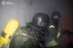 Пожар в доме и повреждение лицея: последствия вечернего обстрела Одессы (обновлено) Пожар в доме и повреждение лицея: последствия вечернего обстрела Одессы (обновлено)