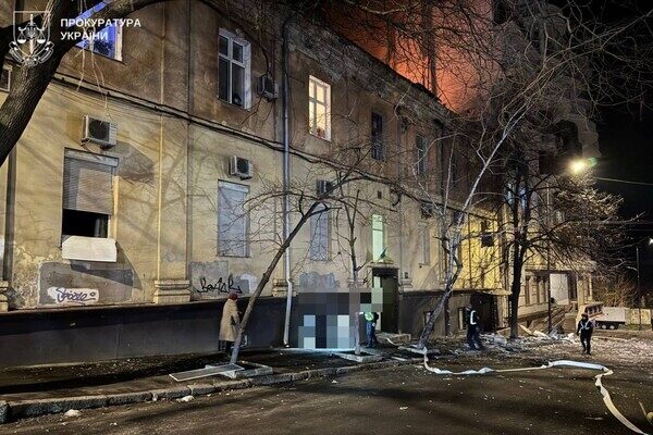 Пожар в доме и повреждение лицея: последствия вечернего обстрела Одессы (обновлено) Пожар в доме и повреждение лицея: последствия вечернего обстрела Одессы (обновлено)