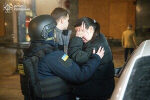 Пожар в доме и повреждение лицея: последствия вечернего обстрела Одессы (обновлено) Пожар в доме и повреждение лицея: последствия вечернего обстрела Одессы (обновлено)
