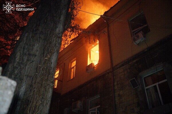 Пожар в доме и повреждение лицея: последствия вечернего обстрела Одессы (обновлено) Пожар в доме и повреждение лицея: последствия вечернего обстрела Одессы (обновлено)