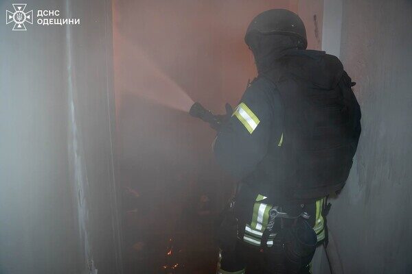 Пожар в доме и повреждение лицея: последствия вечернего обстрела Одессы (обновлено) Пожар в доме и повреждение лицея: последствия вечернего обстрела Одессы (обновлено)
