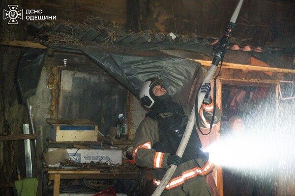 Пожар в доме и повреждение лицея: последствия вечернего обстрела Одессы (обновлено) Пожар в доме и повреждение лицея: последствия вечернего обстрела Одессы (обновлено)