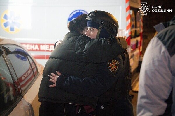 Пожар в доме и повреждение лицея: последствия вечернего обстрела Одессы (обновлено) Пожар в доме и повреждение лицея: последствия вечернего обстрела Одессы (обновлено)
