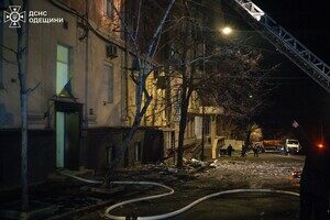 Пожар в доме и повреждение лицея: последствия вечернего обстрела Одессы (обновлено) Пожар в доме и повреждение лицея: последствия вечернего обстрела Одессы (обновлено)