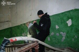 Пожар в доме и повреждение лицея: последствия вечернего обстрела Одессы (обновлено) Пожар в доме и повреждение лицея: последствия вечернего обстрела Одессы (обновлено)