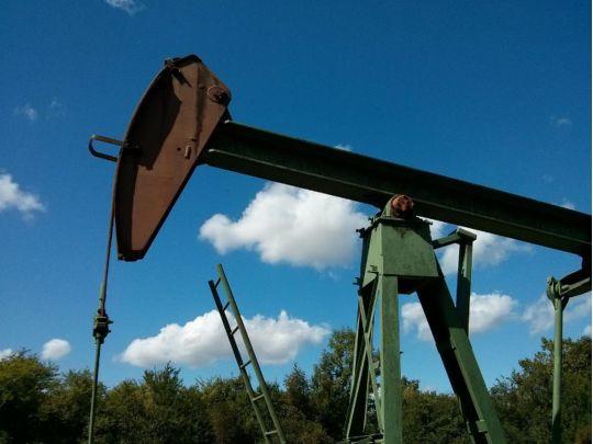 Нафта у&nbsp;світі дешевшає, а&nbsp;ціна російської впала до&nbsp;мінімуму з&nbsp;початку війни
