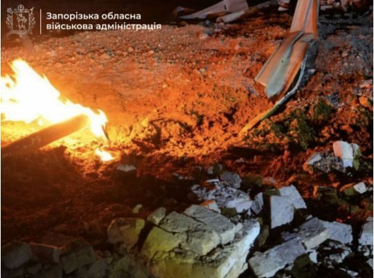 Під ранок ворог завдав удару по&nbsp;Запоріжжю: пошкоджено приватні будинки та&nbsp;багатоповерхівки, у&nbsp;місці &laquo;прильоту&raquo; пожежа (фото, відео)