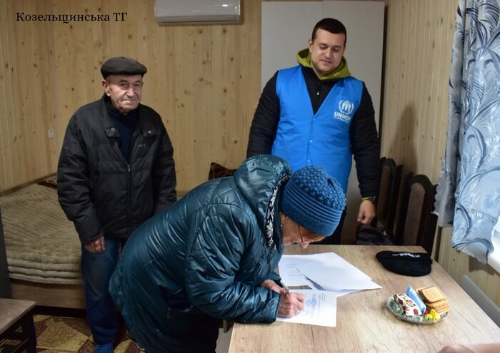 Родина пенсіонерів з&nbsp;Полтавщини, яка після атаки росіян змушена була жити в&nbsp;курнику, отримала від благодійників модульний будинок