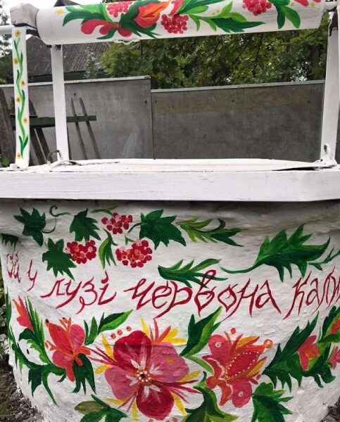 &laquo;Сюжети для робіт беру з&nbsp;життя односельців&raquo;: як&nbsp;завідувачка клубу на&nbsp;Хмельниччині розписує у&nbsp;селі криниці