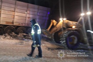 В Одесской области из-за непогоды застряла фура: на помощь пришли полицейские и фермеры
