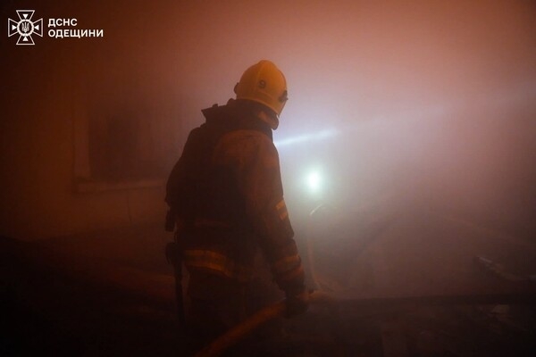 Ночной обстрел Одессы: получили повреждения дома, травмировались люди