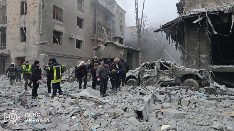 Російські окупанти вдарили двома ракетами по&nbsp;багатоповерхівці в&nbsp;Харкові: показали жахливі кадри (фото, відео)