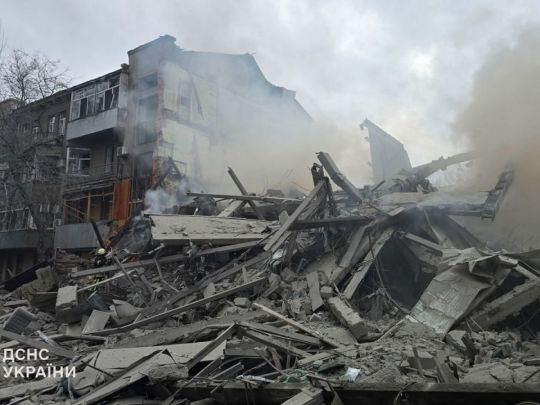 Російські окупанти вдарили двома ракетами по&nbsp;багатоповерхівці в&nbsp;Харкові: показали жахливі кадри (фото, відео)