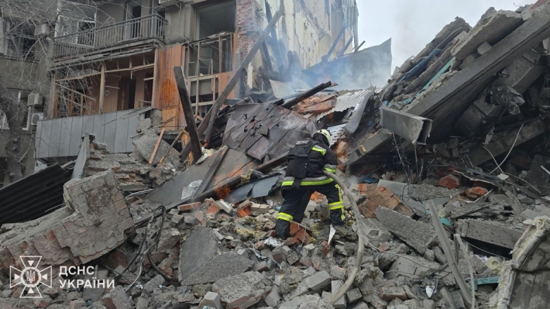 Російські окупанти вдарили двома ракетами по&nbsp;багатоповерхівці в&nbsp;Харкові: показали жахливі кадри (фото, відео)