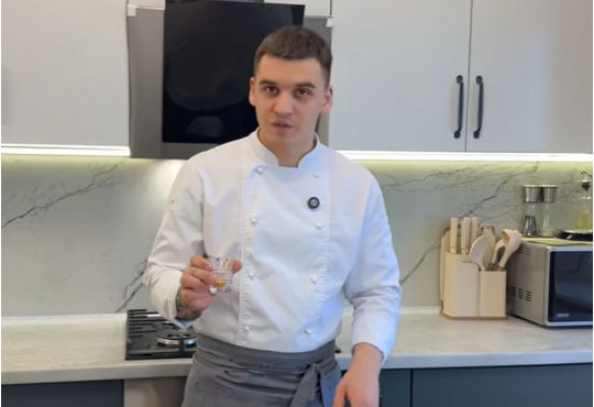 Що&nbsp;приготувати на&nbsp;сніданок, коли відключили електроенергію: український кухар-красень порадив рецепт ситної та&nbsp;смачної трави