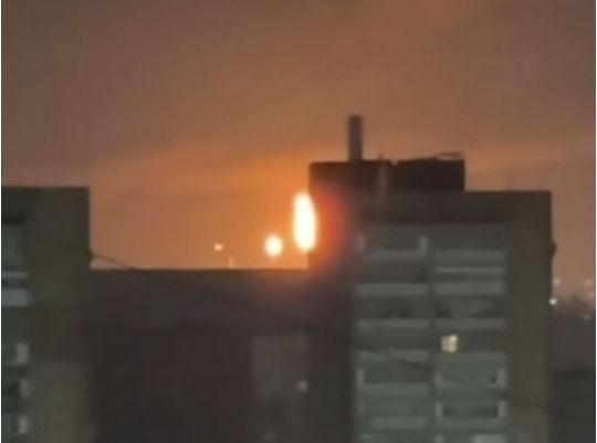 Дрони вдарили по&nbsp;росії: палає НПЗ, пожежа та&nbsp;масштабні перебої зі&nbsp;світлом (фото, відео)