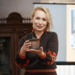 «Кава — це не фарба, а жива біоенергетична субстанція»: у Полтаві науковиця створює неймовірні картини, що оживають у смартфонах