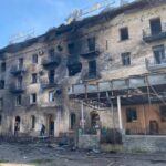Росія вдарила по готелю у центрі Слов’янська: жахливі кадри (фото)