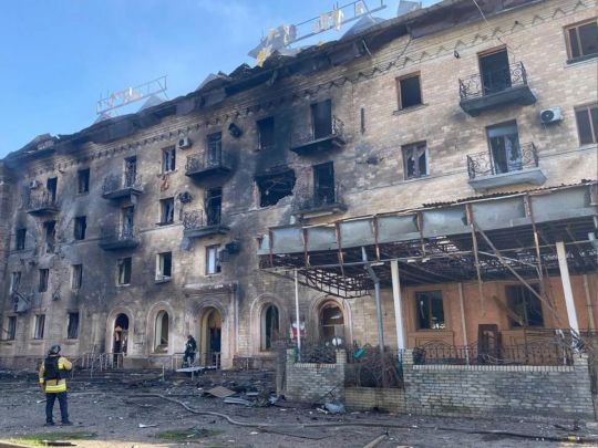 Росія вдарила по&nbsp;готелю у&nbsp;центрі Слов&rsquo;янська: жахливі кадри (фото)