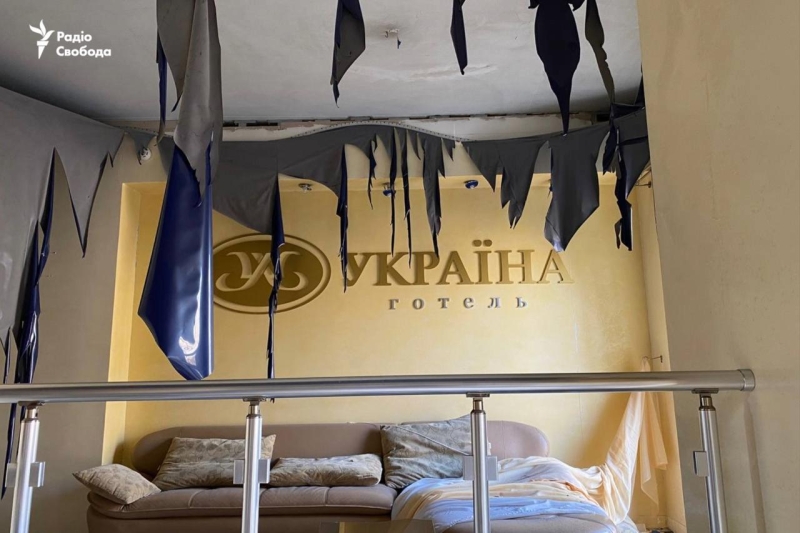 Росія вдарила по&nbsp;готелю у&nbsp;центрі Слов&rsquo;янська: жахливі кадри (фото)