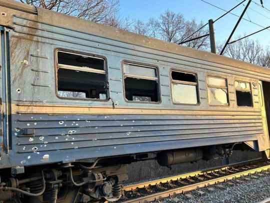 Росіяни знову атакували дроном пасажирський потяг, є&nbsp;поранені (фото)