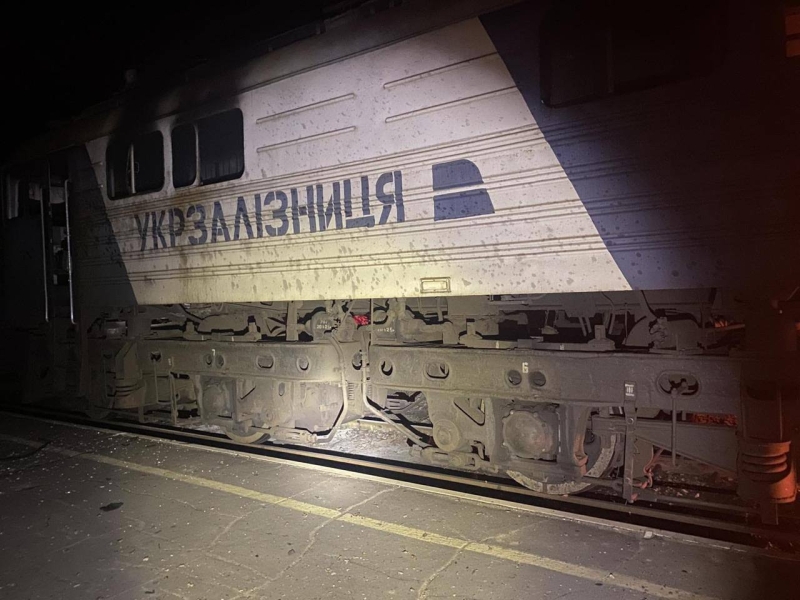 Росіяни знову атакували дроном пасажирський потяг, є&nbsp;поранені (фото)