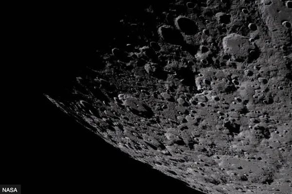 NASA показала перші фото з&nbsp;прольоту повз Місяць (фото)