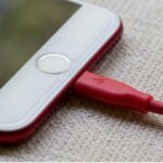 Неправильне заряджання смартфона в автомобілі «вб’є» не тільки гаджет: що радять експерти