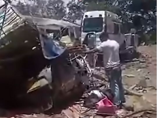 Унаслідок теракту вибухнув автобус: багато загиблих (відео)