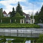 Занедбаний будинок Дмитра Табачника у Козині під Києвом готують до продажу: як він виглядає (фото, відео)