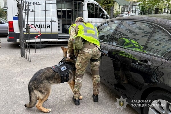 Взрывчатка на дверце: в Одессе хотели взорвать автомобиль предпринимателя