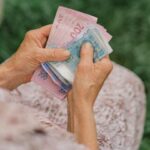 800 гривень до пенсії: хто має право на таку надбавку